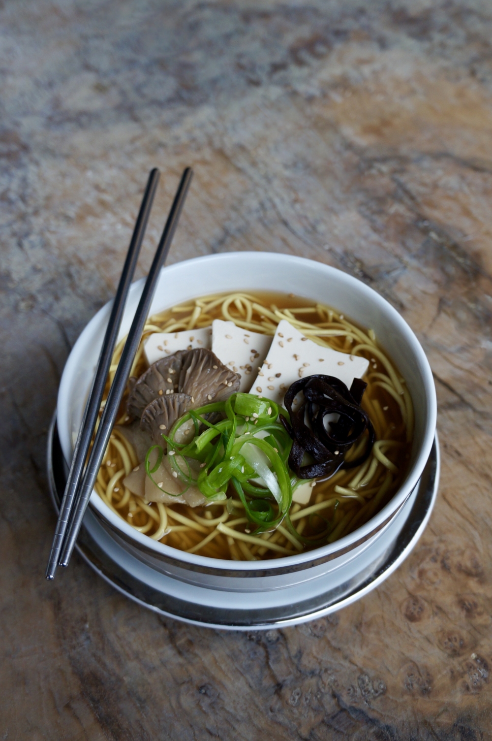 Noodles in dashi di funghi shiitake con tofu e alghe — Toh! Magazine